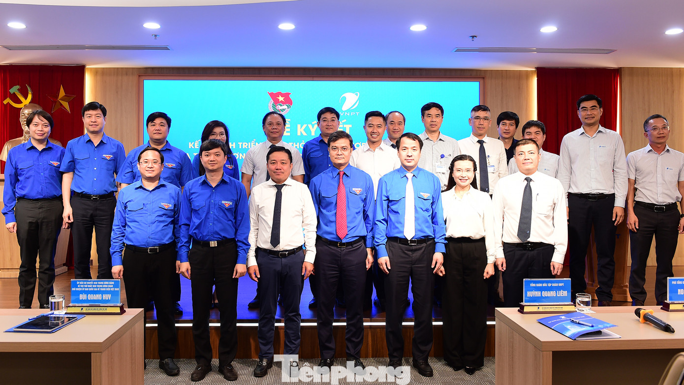 Các đại biểu hai đơn vị chụp ảnh lưu niệm tại lễ ký kết. Ảnh: Xuân Tùng Các đại biểu hai đơn vị chụp ảnh lưu niệm tại lễ ký kết. Ảnh: Xuân Tùng