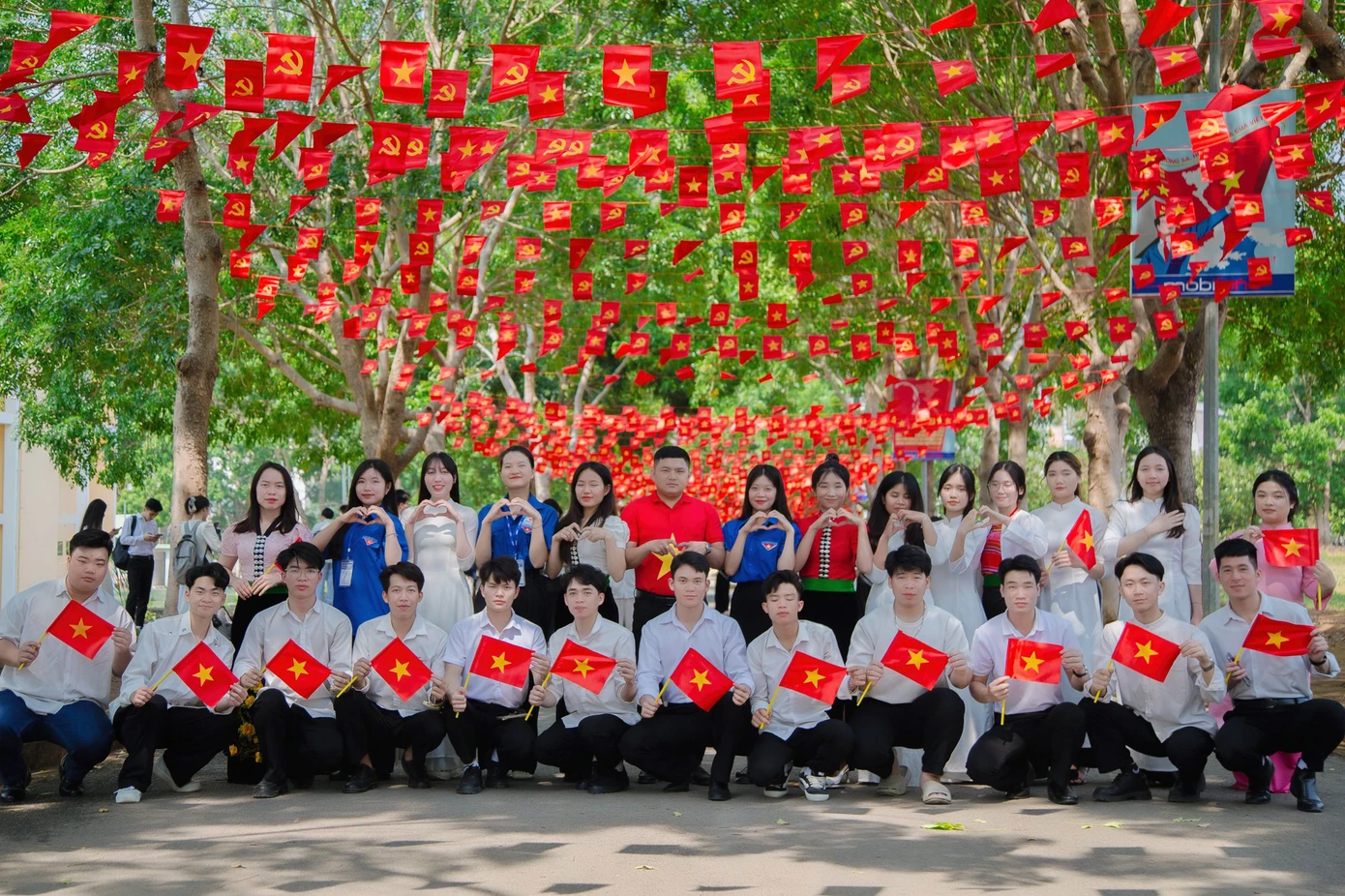 Đường cờ Tổ quốc tại trường ĐH Tây Bắc. Ảnh: NVCC