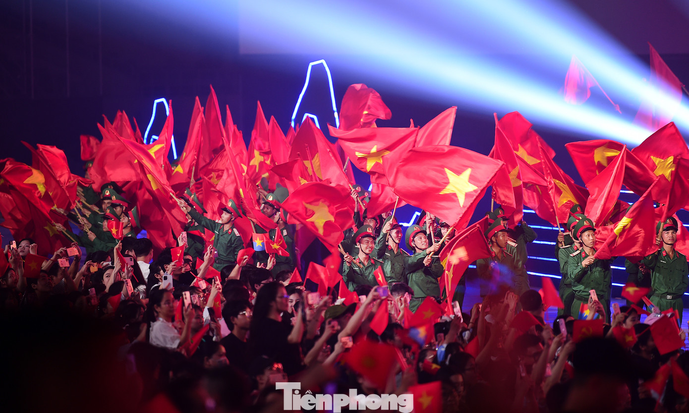 Khán giả đã được hòa vào không khí hào hùng với những bản hùng ca bất hủ, kết hợp nghệ thuật thực cảnh hoành tráng như: "Lời ca dâng Bác", "Những ánh sao đêm", "Hãy yên lòng mẹ ơi", "Đưa cơm cho mẹ đi cày", “Đường tôi đi dài theo đất nước", "Rừng xanh vang tiếng Ta lư"...