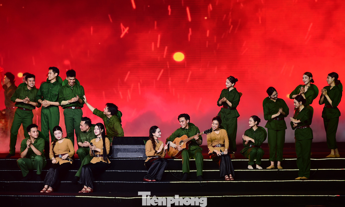 Hơn 800 diễn viên, nghệ sĩ đã trình diễn tại chương trình. Trong đó có sự góp mặt của nhiều nghệ sĩ nổi tiếng như Đại tá, NSND Tự Long - Giám đốc Nhà hát Chèo Quân đội, Nhóm &quot;Anh trai vượt ngàn chông gai&quot;, NSƯT Hoàng Tùng - NSƯT Vũ Thắng Lợi, Phạm Phương Thảo; Đỗ Tố Hoa...