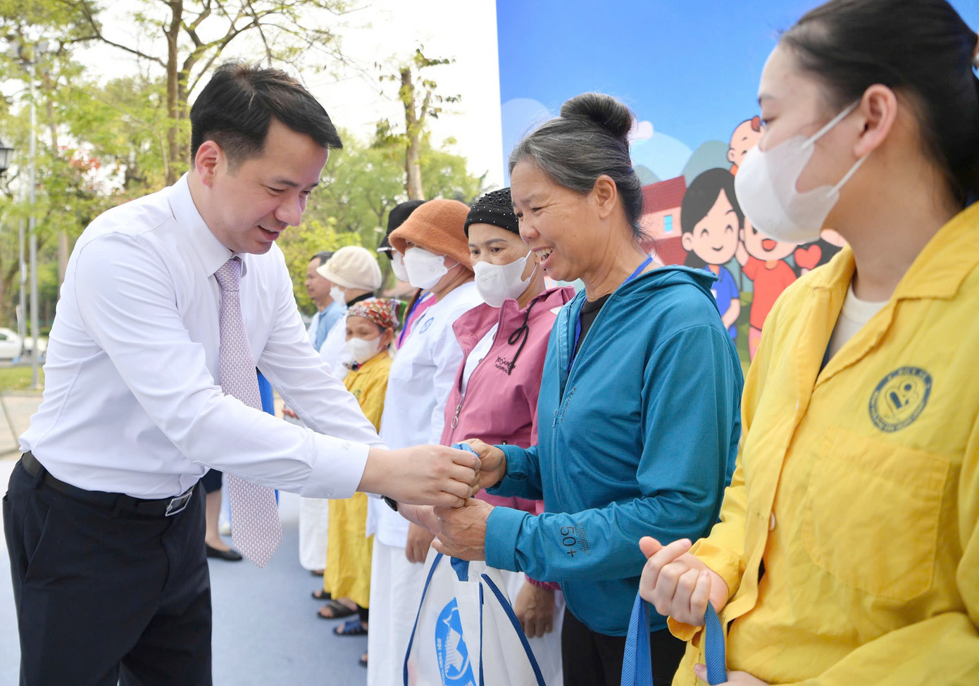 Anh Ngô Văn Cương tặng quà cho các trường hợp khó khăn tại Bệnh viện Phụ sản Trung ương. Anh Ngô Văn Cương tặng quà cho các trường hợp khó khăn tại Bệnh viện Phụ sản Trung ương.