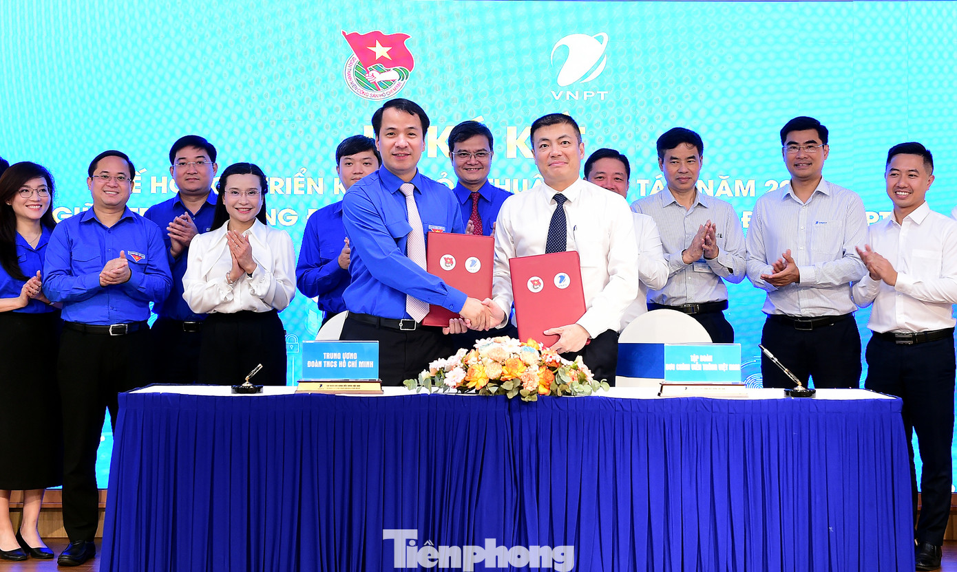 Bí thư T.Ư Đoàn Ngô Văn Cương và Phó Tổng Giám đốc VNPT Ngô Diên Hy ký kết thỏa thuận hợp tác hai đơn vị năm 2025. Ảnh: Xuân Tùng Bí thư T.Ư Đoàn Ngô Văn Cương và Phó Tổng Giám đốc VNPT Ngô Diên Hy ký kết thỏa thuận hợp tác hai đơn vị năm 2025. Ảnh: Xuân Tùng