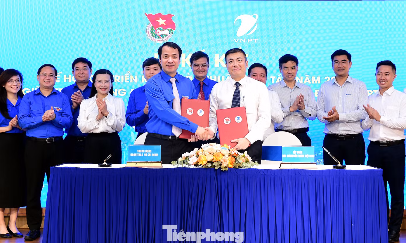 Bí thư T.Ư Đoàn Ngô Văn Cương và Phó Tổng Giám đốc VNPT Ngô Diên Hy ký kết thỏa thuận hợp tác hai đơn vị năm 2025. Ảnh: Xuân Tùng