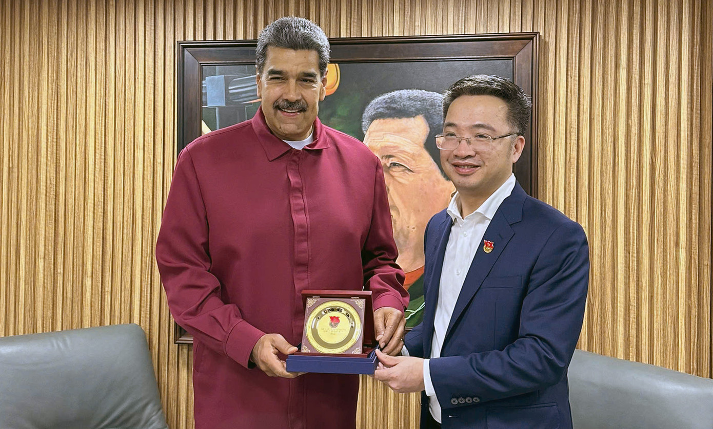 Bí thư T.Ư Đoàn TNCS Hồ Chí Minh, Chủ tịch Hội LHTN Việt Nam Nguyễn Tường Lâm tặng quà Chủ tịch Đảng Xã hội chủ nghĩa Thống nhất (PSUV), Tổng thống Venezuela Nicolás Maduro. Ảnh: BTC Bí thư T.Ư Đoàn TNCS Hồ Chí Minh, Chủ tịch Hội LHTN Việt Nam Nguyễn Tường Lâm tặng quà Chủ tịch Đảng Xã hội chủ nghĩa Thống nhất (PSUV), Tổng thống Venezuela Nicolás Maduro. Ảnh: BTC
