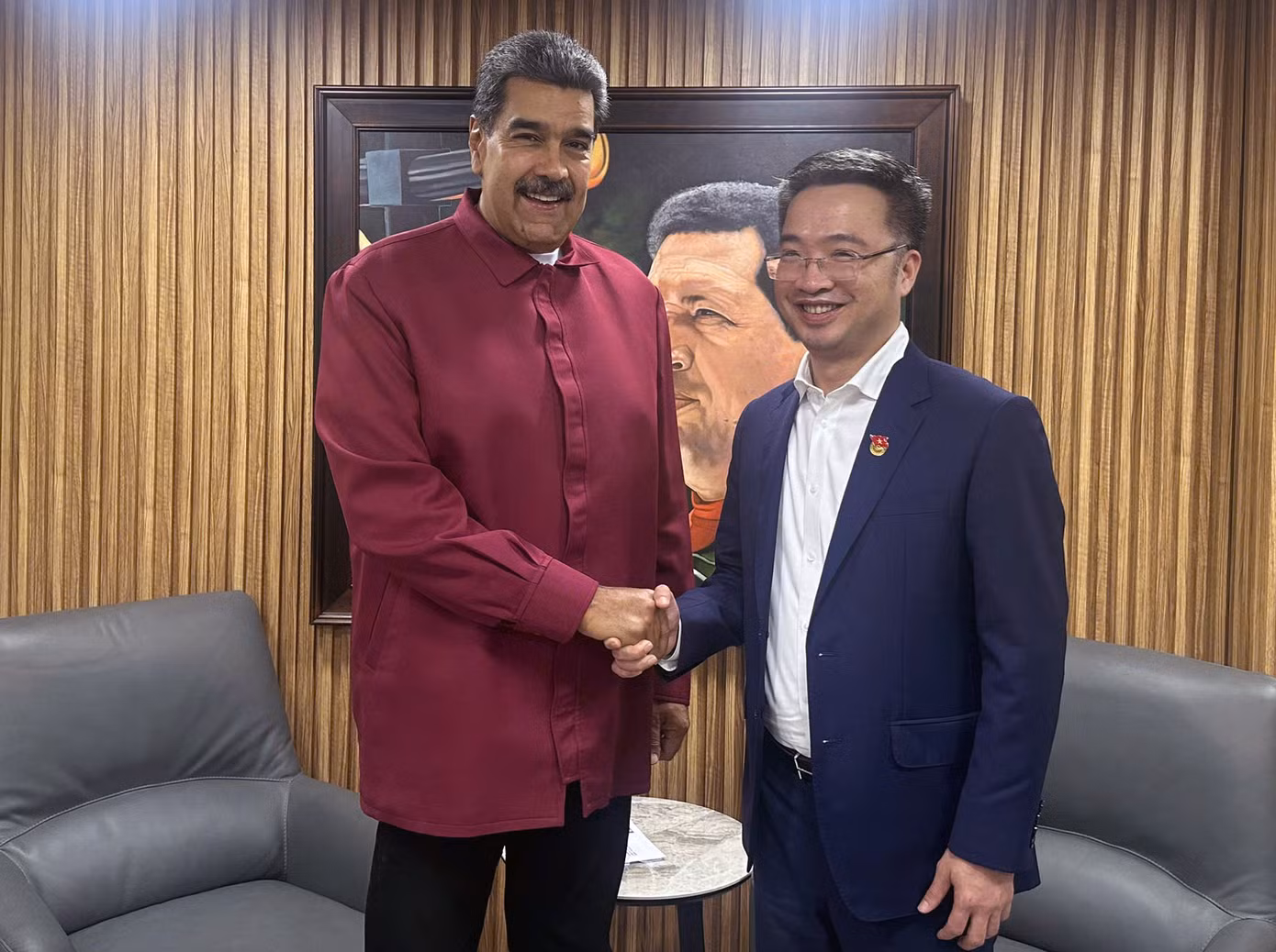 Chủ tịch Đảng Xã hội chủ nghĩa Thống nhất (PSUV), Tổng thống Venezuela Nicolás Maduro và Bí thư T.Ư Đoàn TNCS Hồ Chí Minh, Chủ tịch Hội LHTN Việt Nam Nguyễn Tường Lâm tại buổi tiếp. Ảnh: BTC