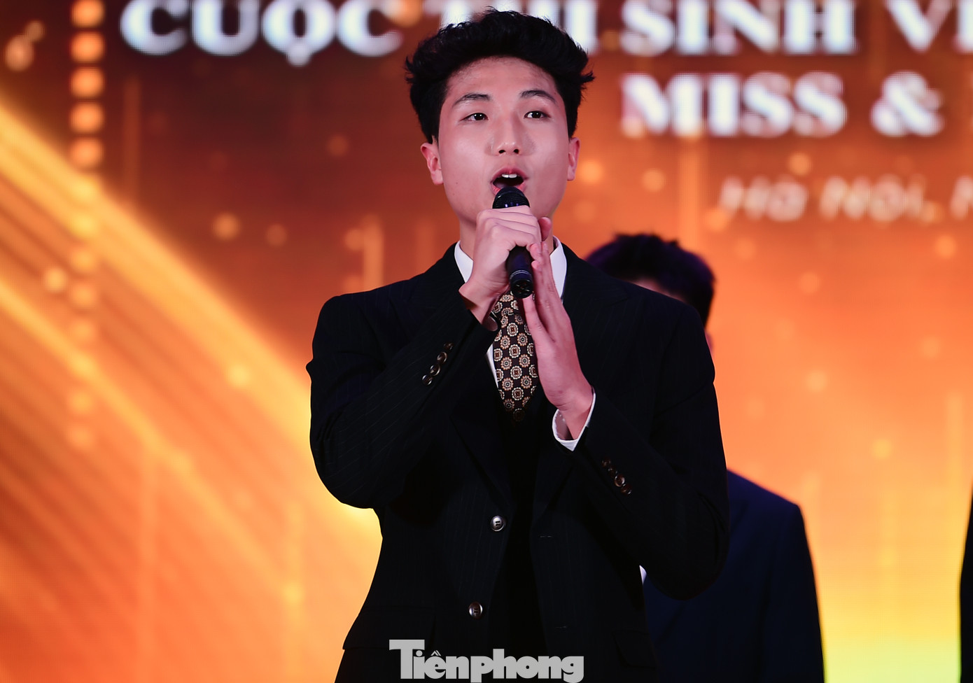 “Các bạn trẻ hãy đừng phụ thuộc Internet, hãy cố gắng biến Internet trở thành người bạn của mình trong quá trình tìm hiểu tri thức mới và hoàn thiện bản thân nhiều hơn nữa. Có câu nói tôi tâm đắc muốn lan tỏa tới mọi người, đó là thế hệ thông minh không tắt mạng xã hội, họ thắp sáng ước mơ của mình trên đó””, Gia Bảo bày tỏ. Ảnh: Xuân Tùng