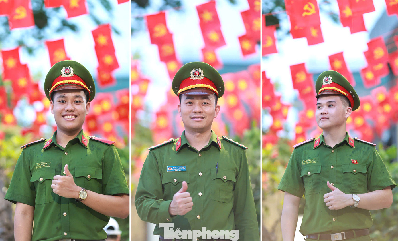 Học viên Học viện Cảnh sát Nhân dân chụp ảnh với sắc đỏ của cờ Tổ quốc và cờ Đảng. Ảnh: Ly Ly