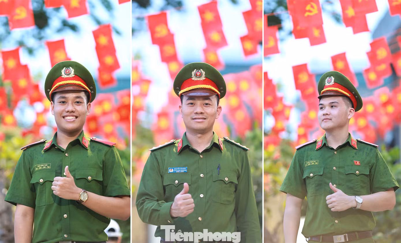 Học viên Học viện Cảnh sát Nhân dân chụp ảnh với sắc đỏ của cờ Tổ quốc và cờ Đảng. Ảnh: Ly Ly