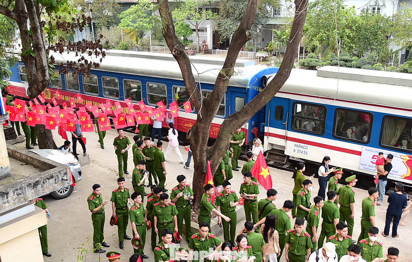 Hình ảnh cờ Tổ quốc và cờ Đảng được trang trí tại Ga Phú Diễn (Hà Nội), các học viên Học viện Cảnh sát Nhân dân chuẩn bị lên đường vào tham gia chương trình kỷ niệm 30/4 tại TP.HCM chiều 20/4. Ảnh: Xuân Tùng