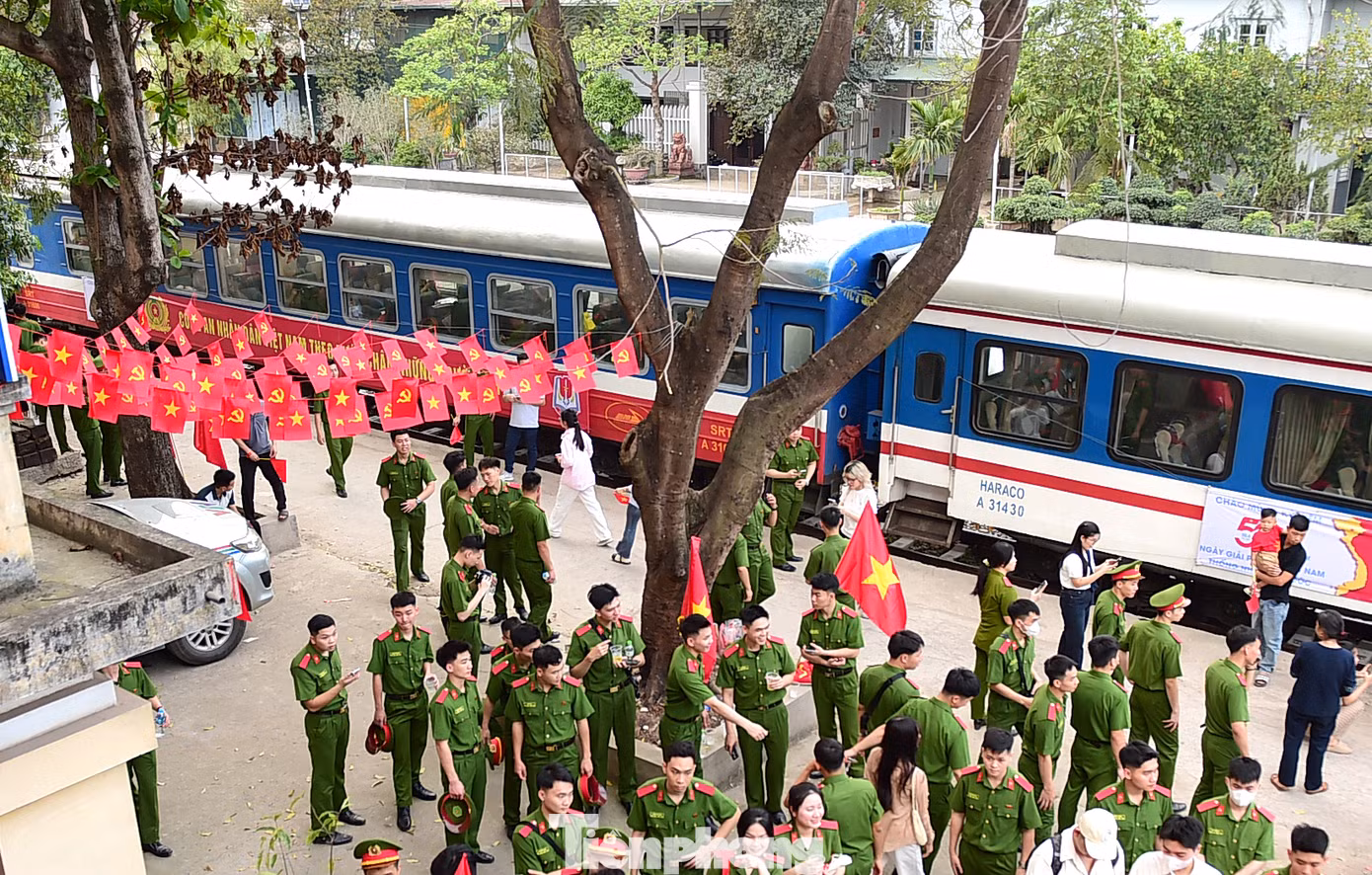 Hình ảnh cờ Tổ quốc và cờ Đảng được trang trí tại Ga Phú Diễn (Hà Nội), các học viên Học viện Cảnh sát Nhân dân chuẩn bị lên đường vào tham gia chương trình kỷ niệm 30/4 tại TP.HCM chiều 20/4. Ảnh: Xuân Tùng