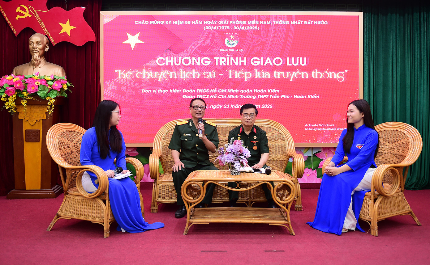 Ông Phùng Huy Thịnh (thứ hai từ bên trái sang) và ông An Mạnh Hùng giao lưu tại chương trình. Ảnh: Xuân Tùng