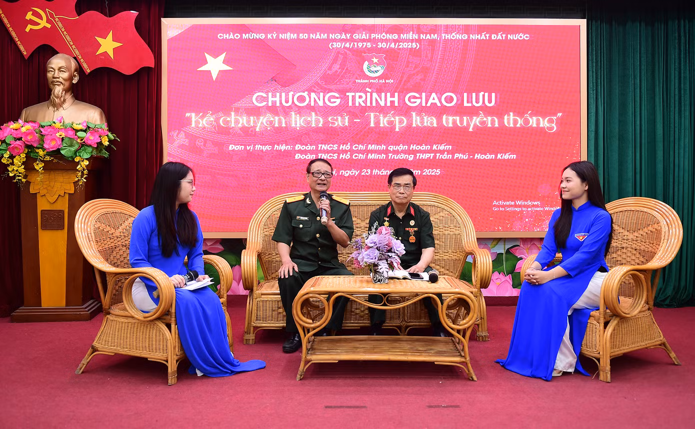 Ông Phùng Huy Thịnh (thứ hai từ bên trái sang) và ông An Mạnh Hùng giao lưu tại chương trình. Ảnh: Xuân Tùng