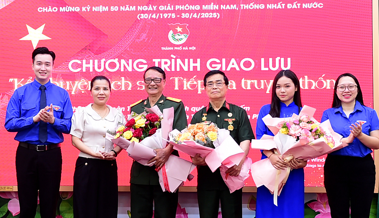 Lãnh đạo Thành Đoàn Hà Nội, Trường THPT Trần Phú - Hoàn Kiếm tặng hoa khách mời giao lưu tại chương trình. Ảnh: Xuân Tùng