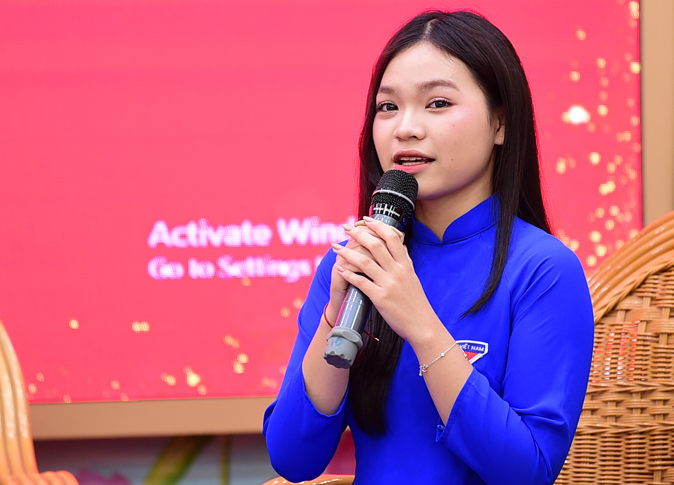 Đảng viên trẻ Trường THPT Trần Phú - Hoàn Kiếm Nguyễn Diệu Linh chia sẻ tại chương trình. Ảnh: Xuân Tùng