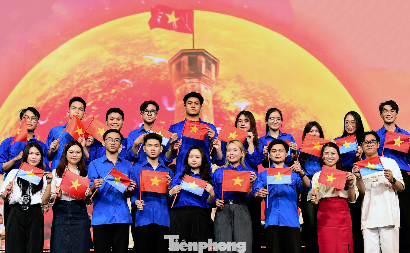 Nhiều đội, nhóm bạn trẻ tham dự chương trình đã chụp ảnh trên sân khấu Hẹn ước Bắc - Nam. Trong ảnh là nhóm sinh viên Trường ĐH Mở Hà Nội.