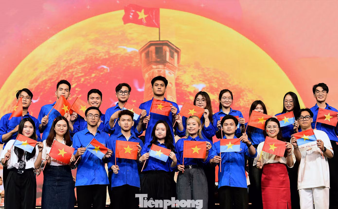 Nhiều đội, nhóm bạn trẻ tham dự chương trình đã chụp ảnh trên sân khấu Hẹn ước Bắc - Nam. Trong ảnh là nhóm sinh viên Trường ĐH Mở Hà Nội.