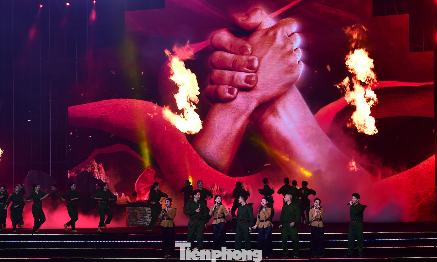 Hơn 800 diễn viên, nghệ sĩ đã trình diễn tại chương trình. Trong đó có sự góp mặt của nhiều nghệ sĩ nổi tiếng như Đại tá, NSND Tự Long - Giám đốc Nhà hát Chèo Quân đội, Nhóm &quot;Anh trai vượt ngàn chông gai&quot;, NSƯT Hoàng Tùng - NSƯT Vũ Thắng Lợi, Phạm Phương Thảo; Đỗ Tố Hoa...