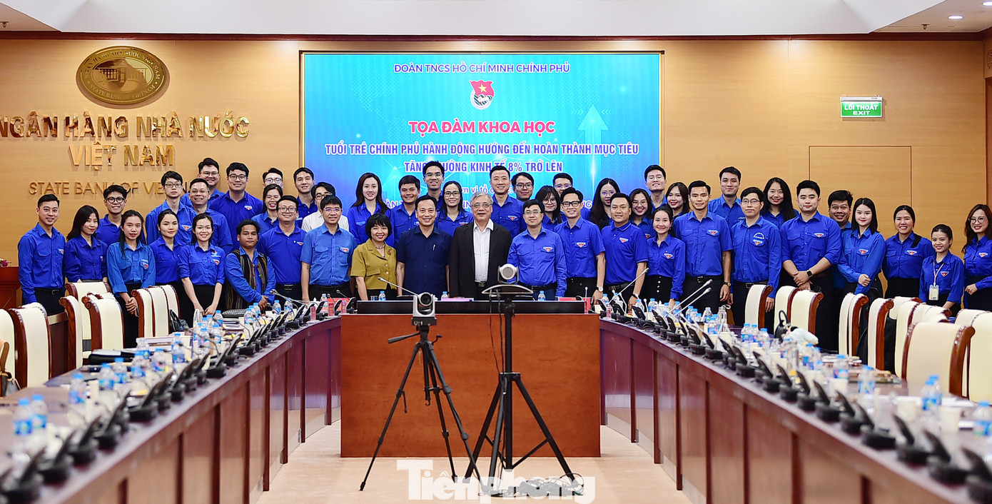 Các đại biểu và đoàn viên thanh niên chụp ảnh lưu niệm tại tọa đàm. Ảnh: Xuân Tùng Các đại biểu và đoàn viên thanh niên chụp ảnh lưu niệm tại tọa đàm. Ảnh: Xuân Tùng