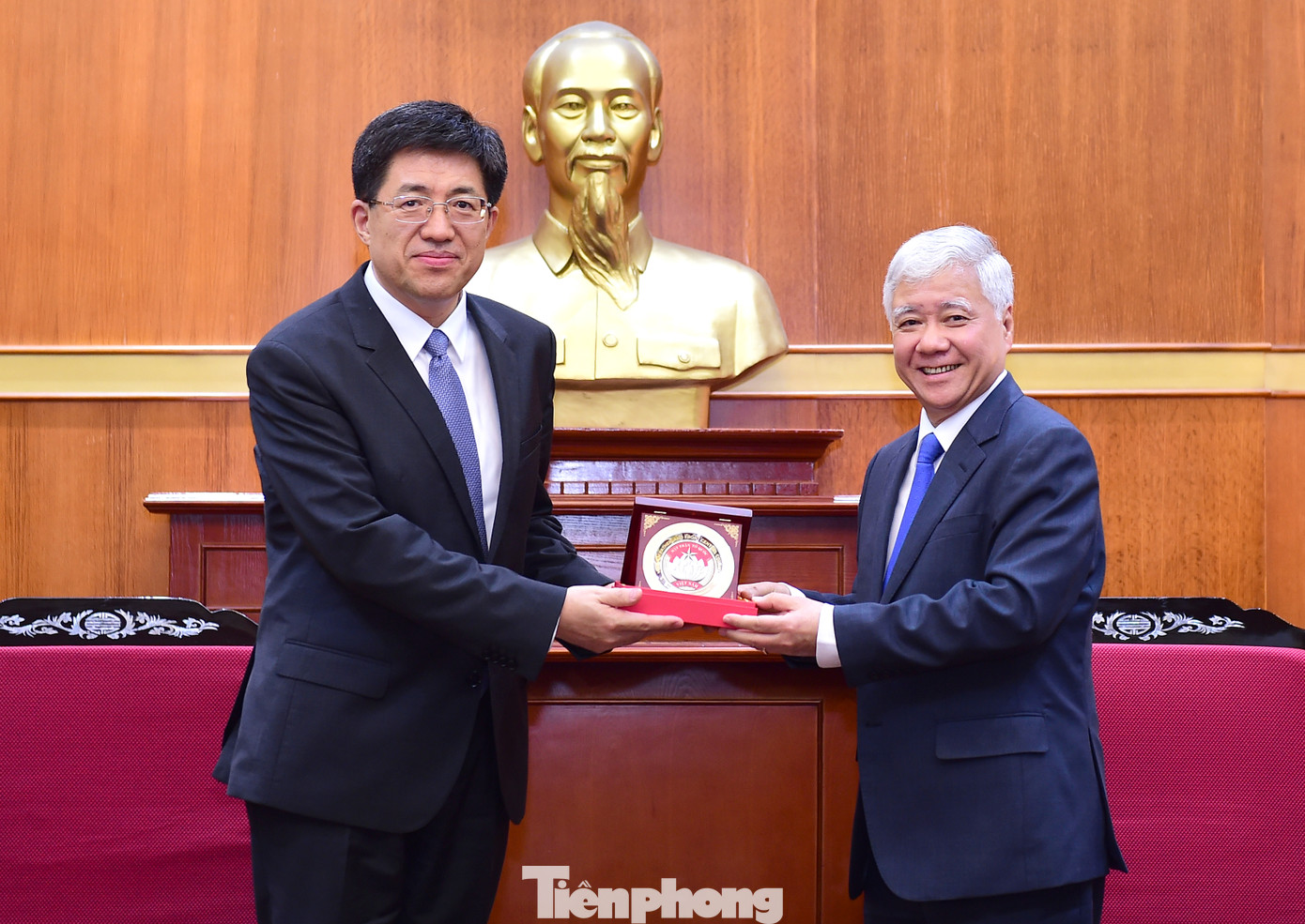 Ủy viên Bộ Chính trị, Bí thư T.Ư Đảng, Chủ tịch Ủy ban T.Ư MTTQ Việt Nam Đỗ Văn Chiến tặng quà lưu niệm Bí thư thứ nhất Ban Bí thư T.Ư Đoàn TNCS Trung Quốc A Đông tại buổi tiếp. Ảnh: Xuân Tùng