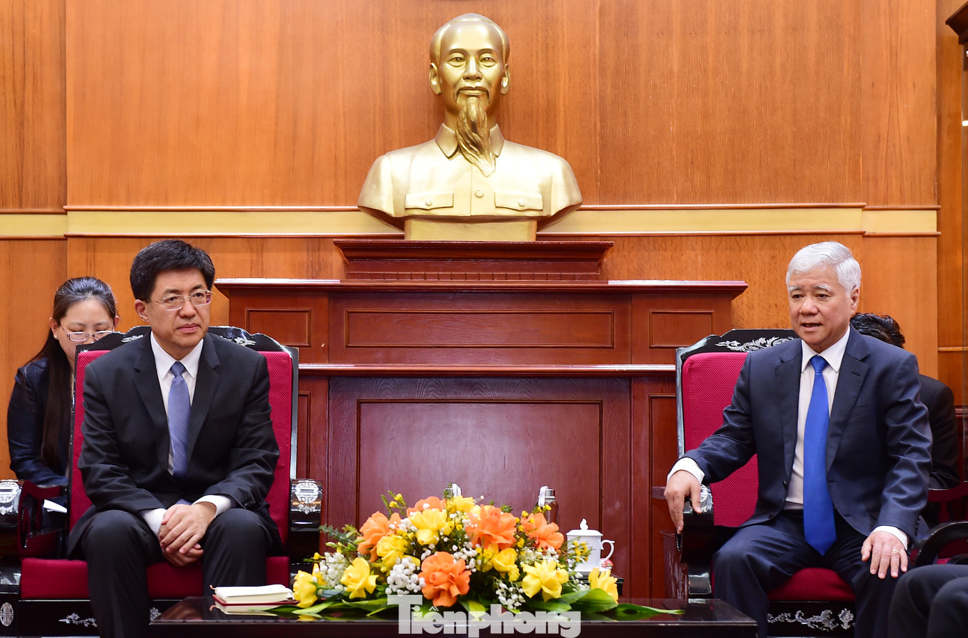 Đồng chí Đỗ Văn Chiến trao đổi tại buổi tiếp. Ảnh: Xuân Tùng