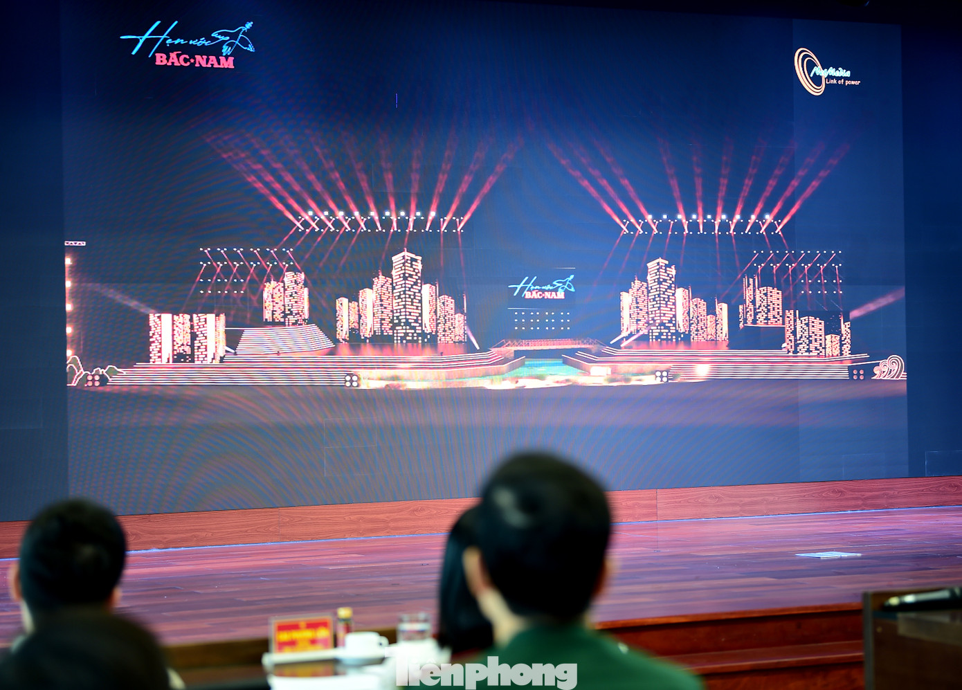 Ban Tổ chức giới thiệu sân khấu chương trình “Hẹn ước Bắc – Nam”. Ảnh: Xuân Tùng Ban Tổ chức giới thiệu sân khấu chương trình “Hẹn ước Bắc – Nam”. Ảnh: Xuân Tùng