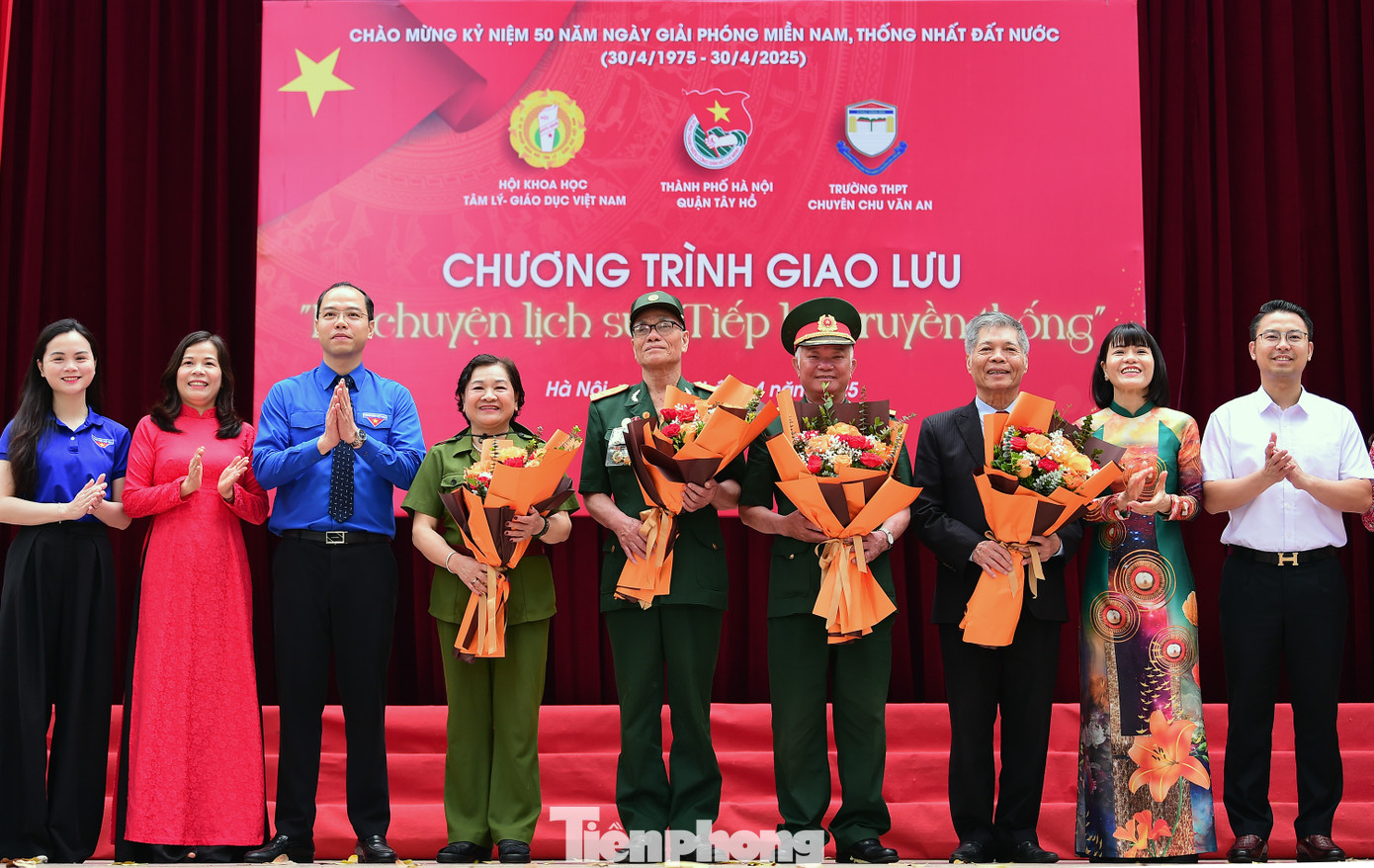 Tại chương trình, khách mời - những người đã đi qua một thời hoa lửa, là cựu chiến binh, cựu thanh niên xung phong như bác Đoàn Trần Tạc, Đỗ Trắc Lộc và Nguyễn Thị Bích Liên, đã chia sẻ những câu chuyện kể thực tế về các cuộc chiến đấu anh dũng bảo vệ Tổ quốc của các thế hệ cha anh, để các em học sinh càng thấy rõ giá trị cuộc sống, trân trọng hòa bình, tự hào về lịch sử nước nhà và luôn yêu quê hương đất nước.