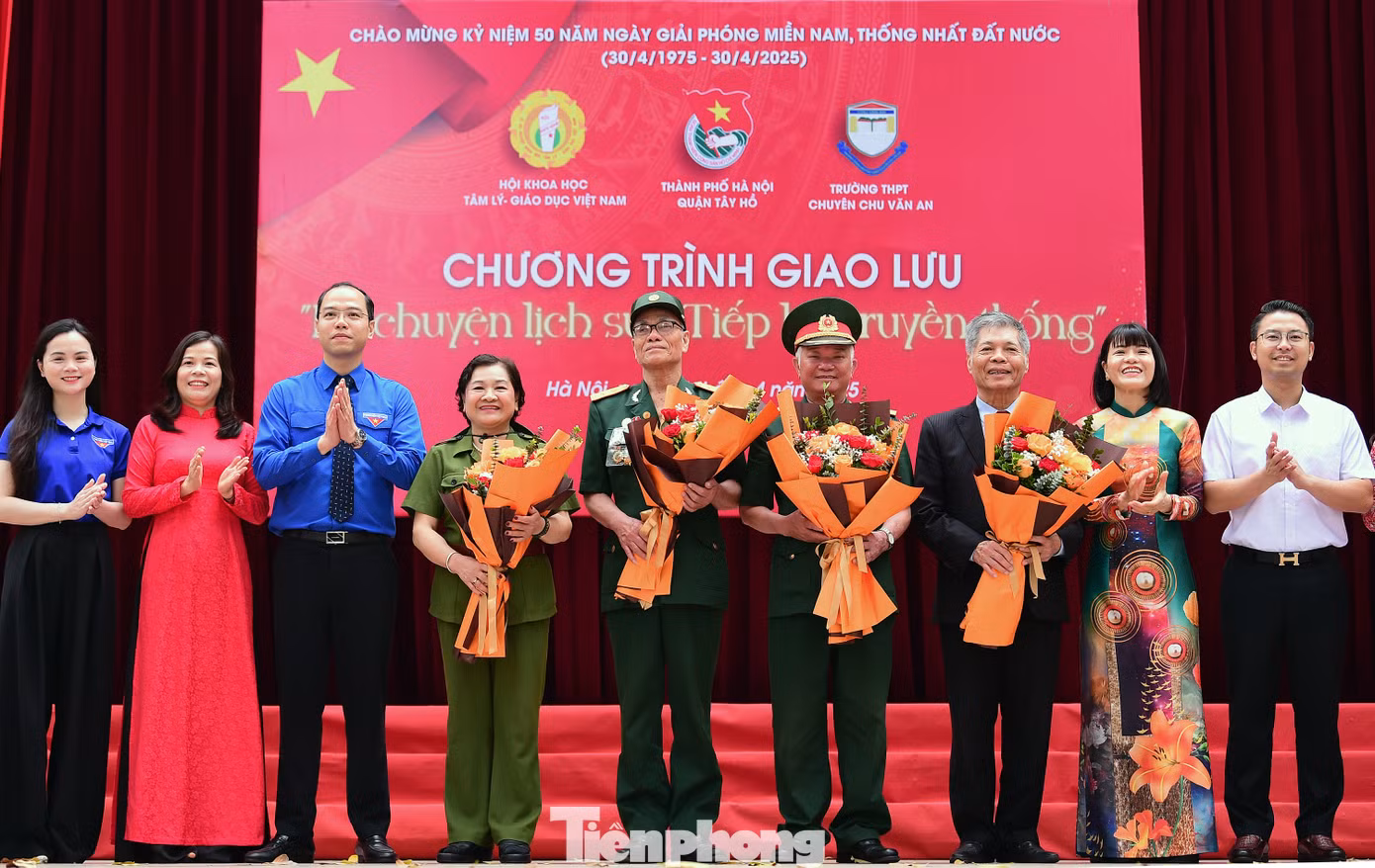 Tại chương trình, khách mời - những người đã đi qua một thời hoa lửa, là cựu chiến binh, cựu thanh niên xung phong như bác Đoàn Trần Tạc, Đỗ Trắc Lộc và Nguyễn Thị Bích Liên, đã chia sẻ những câu chuyện kể thực tế về các cuộc chiến đấu anh dũng bảo vệ Tổ quốc của các thế hệ cha anh, để các em học sinh càng thấy rõ giá trị cuộc sống, trân trọng hòa bình, tự hào về lịch sử nước nhà và luôn yêu quê hương đất nước.