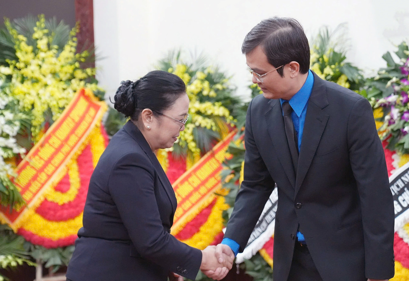 Bí thư thứ nhất T.Ư Đoàn Bùi Quang Huy bày tỏ lời chia buồn sâu sắc nhất, thông qua Đại sứ quán Lào tại Việt Nam, tới gia quyến đồng chí Khamtay Siphandone, tới nhân dân và thanh niên Lào. Ảnh: Hoàng Mạnh Thắng. Bí thư thứ nhất T.Ư Đoàn Bùi Quang Huy bày tỏ lời chia buồn sâu sắc nhất, thông qua Đại sứ quán Lào tại Việt Nam, tới gia quyến đồng chí Khamtay Siphandone, tới nhân dân và thanh niên Lào. Ảnh: Hoàng Mạnh Thắng.