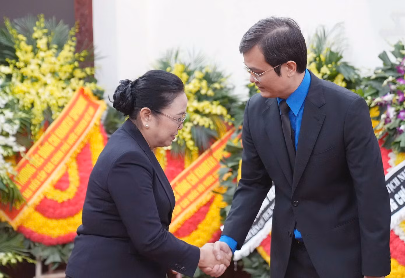 Bí thư thứ nhất T.Ư Đoàn Bùi Quang Huy bày tỏ lời chia buồn sâu sắc nhất, thông qua Đại sứ quán Lào tại Việt Nam, tới gia quyến đồng chí Khamtay Siphandone, tới nhân dân và thanh niên Lào. Ảnh: Hoàng Mạnh Thắng.