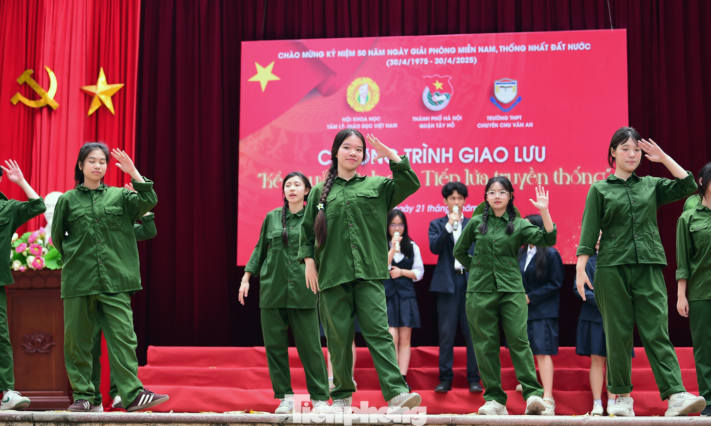 Cùng với các cựu chiến binh, cựu thanh niên xung phong, học sinh và giáo viên trường THPT Chu Văn An đã tái hiện khí thế hào hùng “xẻ dọc Trường Sơn đi cứu nước”, “xếp bút nghiên lên đường”… qua những tiết mục văn nghệ, như: "Cô gái mở đường", "Tổ quốc gọi tên mình", "Tiến về Sài Gòn".