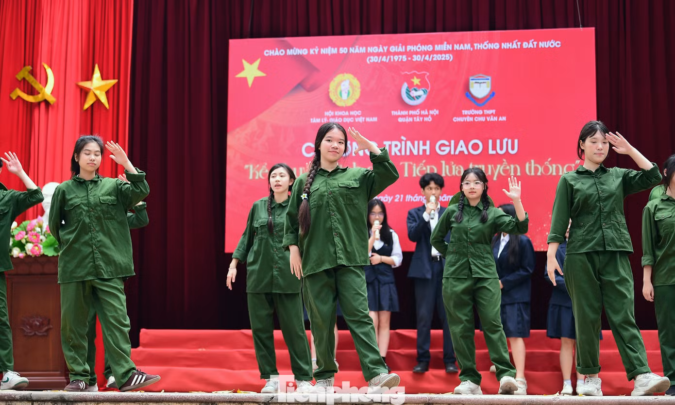 Cùng với các cựu chiến binh, cựu thanh niên xung phong, học sinh và giáo viên trường THPT Chu Văn An đã tái hiện khí thế hào hùng “xẻ dọc Trường Sơn đi cứu nước”, “xếp bút nghiên lên đường”… qua những tiết mục văn nghệ, như: "Cô gái mở đường", "Tổ quốc gọi tên mình", "Tiến về Sài Gòn".