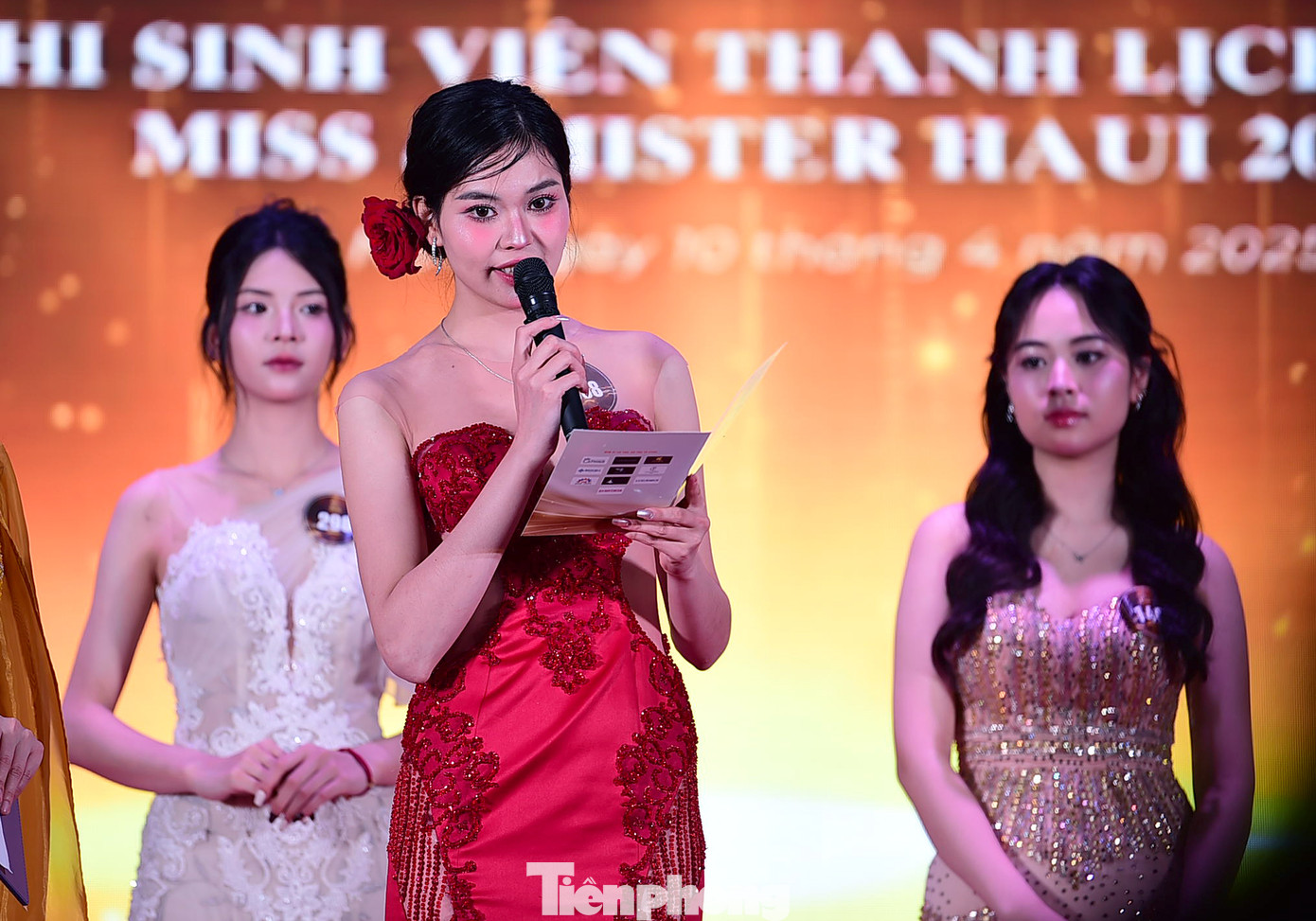 Ở phần thi ứng xử của thí sinh nữ, Đoàn Thị Hương (SBD 058) nhận được câu hỏi của giám khảo về sứ mệnh của thế hệ trẻ trong việc đưa Việt Nam vươn mình trên trường quốc tế. Hương cho hay, mỗi thế hệ sinh ra trong giai đoạn lịch sử sẽ có sứ mệnh nhất định riêng. Đối với thế hệ trẻ hiện nay có sứ mệnh góp phần khẳng định vị thế Việt Nam trên trường quốc tế không chỉ bằng khát vọng mà còn bằng hành động cụ thể. Mỗi bạn trẻ cần củng cố làm chủ tri thức, khoa học công nghệ và làm chủ chính mình.