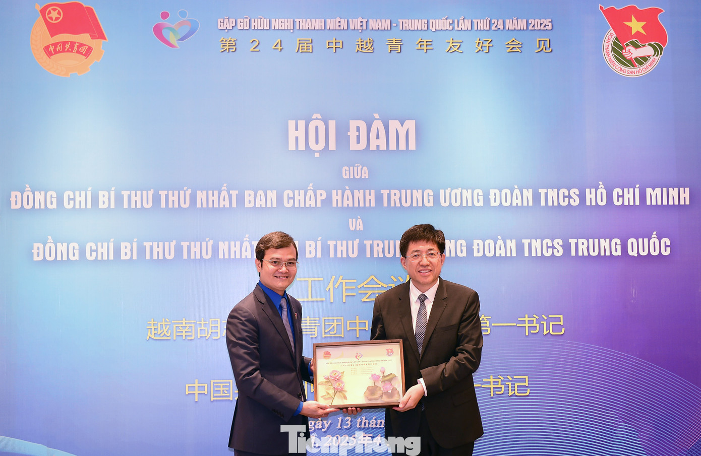 Anh Bùi Quang Huy tặng quà lưu niệm anh A Đông tại buổi hội đàm. Ảnh: Xuân Tùng