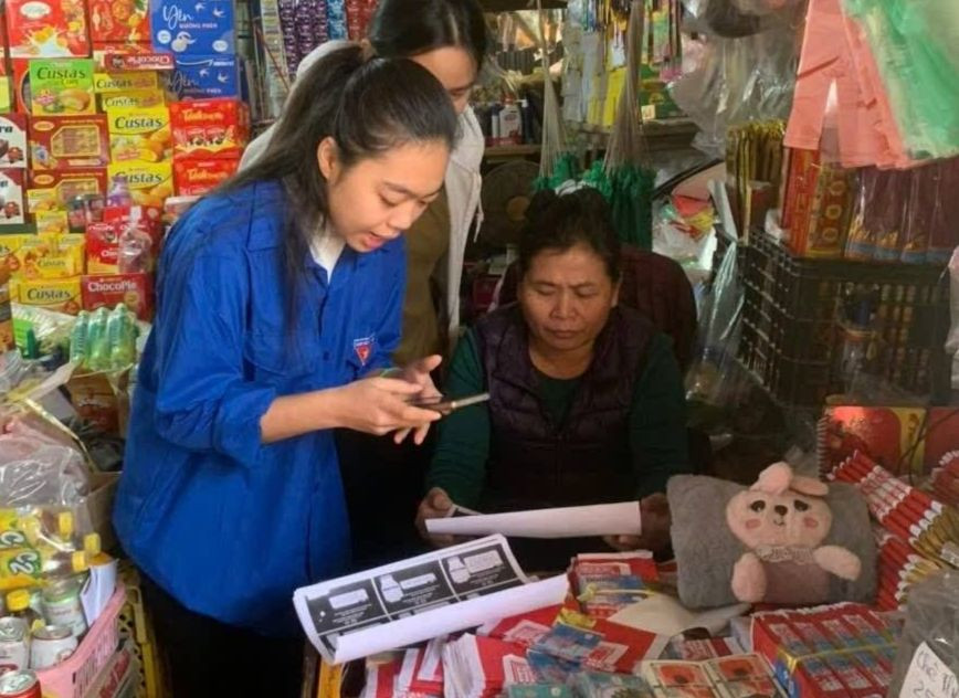 Đoàn viên thanh niên vận động khuyến khích người dân thanh toán điện tử không dùng tiền mặt, hỗ trợ, giải quyết thủ tục hành chính cho người dân. Ảnh: TĐHN Đoàn viên thanh niên vận động khuyến khích người dân thanh toán điện tử không dùng tiền mặt, hỗ trợ, giải quyết thủ tục hành chính cho người dân. Ảnh: TĐHN