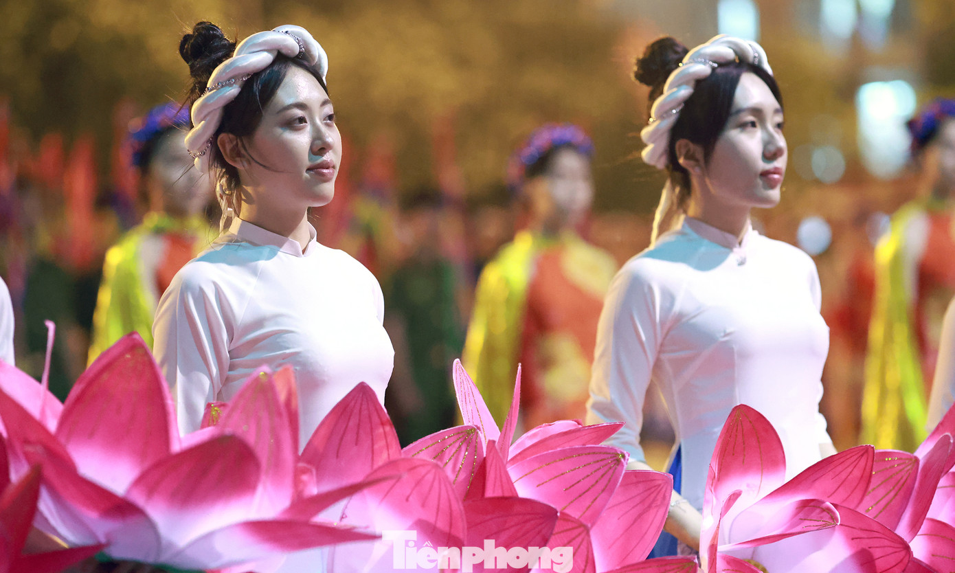 Chia sẻ với phóng viên, bạn Lương Bảo Ngọc - một trong những học viên tham gia tiết mục "Bản hùng ca toàn thắng" ở vị trí múa cánh sen chào mừng ngày 30/4 này, cho biết, với quy mô của chương trình, số lượng các khối trình diễn nên trong quá trình tập luyện có không ít thách thức, nhất là việc bảo đảm phối hợp nhịp nhàng giữa các đội hình và thể hiện được tính hào hùng của tiết mục. Các thành viên đã dành nhiều thời gian ôn luyện, có những lúc rất mệt, nhưng ai cũng nỗ lực thực hiện thật tốt hướng đến ngày biểu diễn.