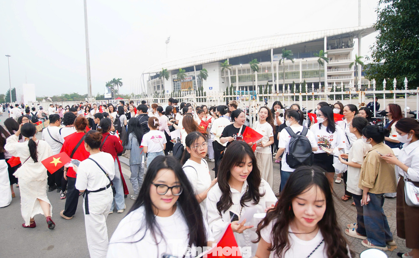 Chương trình đã quy tụ một số lượng đông đảo nghệ sĩ, lên tới 800 người. Trong đó có sự góp mặt của nhiều nghệ sĩ nổi tiếng, như Đại tá, NSND Tự Long, Giám đốc Nhà hát Chèo Quân đội, Nhóm &quot;Anh trai vượt ngàn chông gai&quot;, NSƯT Hoàng Tùng - NSƯT Vũ Thắng Lợi, Phạm Phương Thảo; Đỗ Tố Hoa, Nhóm Sao Mai (Hoàng Hồng Ngọc, Thu An, Thu Hằng, Quách Mai Thy), nhóm Oplus, Nhóm Besinger, Soul House...