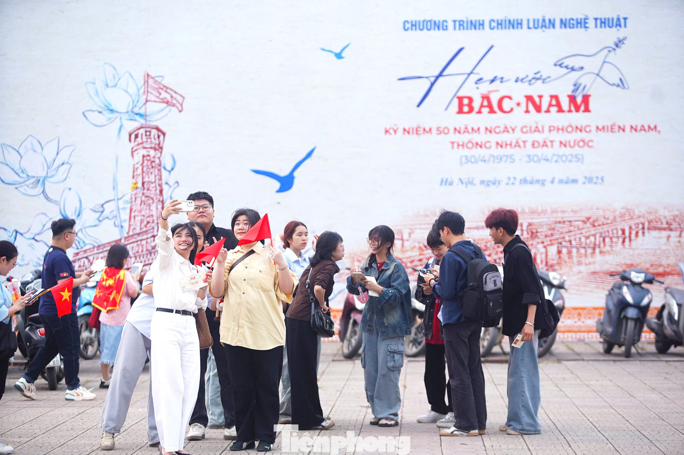 Tối 22/4, tại Sân vận động Quốc gia Mỹ Đình (Hà Nội) diễn ra chương trình nghệ thuật chính luận Hẹn ước Bắc – Nam với chủ đề “Khát vọng thống nhất, ký ức hào hùng” chào mừng kỷ niệm 50 năm Giải phóng miền Nam, thống nhất đất nước (30/4/1975 – 30/4/2025). Đây là chương trình kỷ niệm cấp quốc gia, do Ban Tuyên giáo và dân vận Trung ương chủ trì, phối hợp với Bộ VHTT&amp;DL, Tổng cục Chính trị QĐND Việt Nam, Thành phố Hà Nội chỉ đạo Trung tâm PT-TH Quân đội thực hiện.