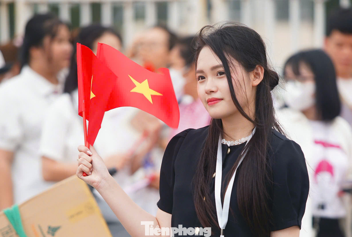 Tại đây, nhiều khán giả đã chụp ảnh check-in, cùng tạo dáng với cờ đỏ sao vàng; cũng như chụp ảnh với 2 xe tăng T54 huyền thoại và xe Zin sẽ xuất hiện trong chương trình.