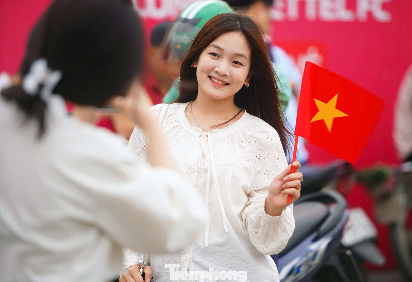 Tại đây, nhiều khán giả đã chụp ảnh check-in, cùng tạo dáng với cờ đỏ sao vàng; cũng như chụp ảnh với 2 xe tăng T54 huyền thoại và xe Zin sẽ xuất hiện trong chương trình.