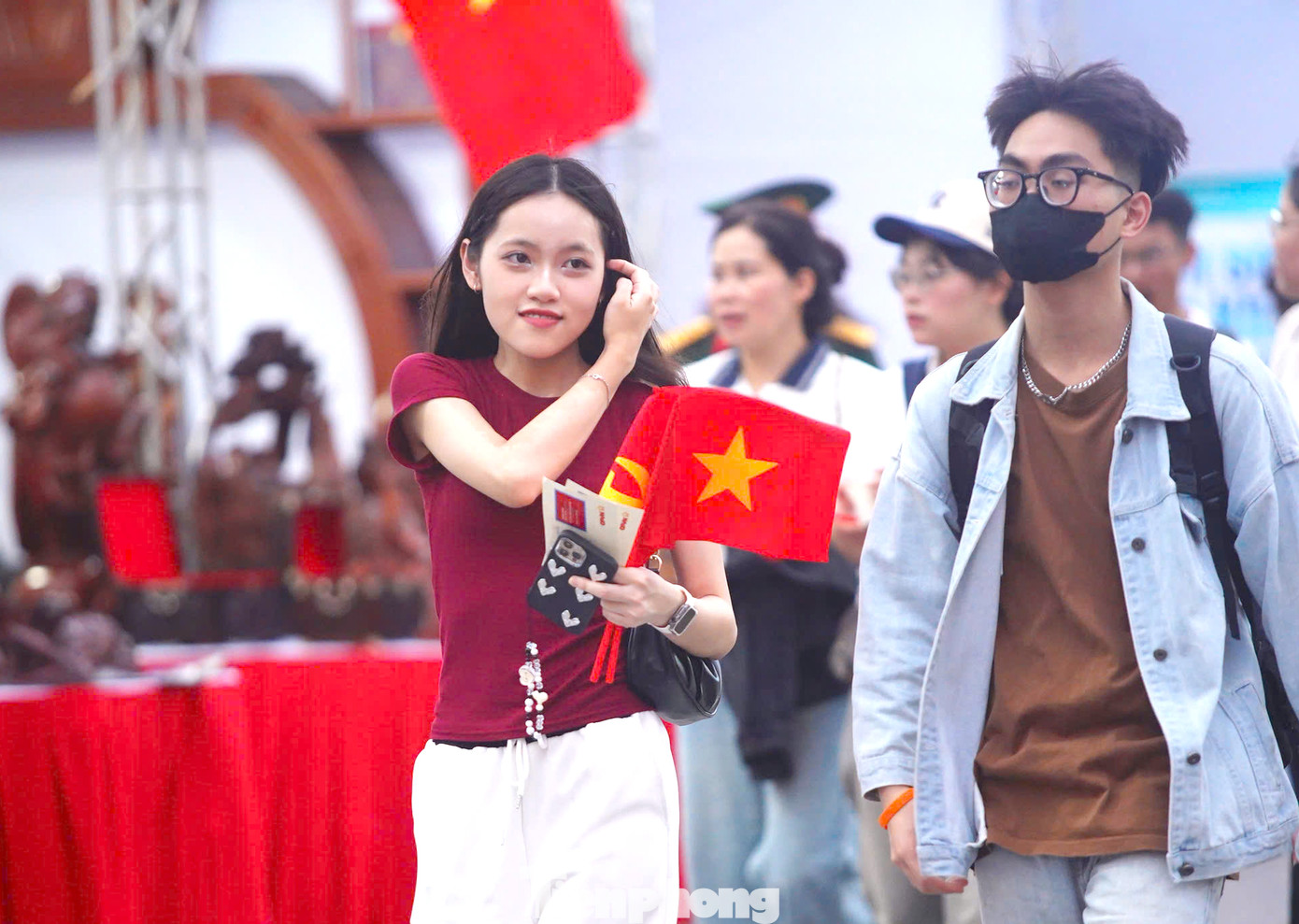 Tại đây, nhiều khán giả đã chụp ảnh check-in, cùng tạo dáng với cờ đỏ sao vàng; cũng như chụp ảnh với 2 xe tăng T54 huyền thoại và xe Zin sẽ xuất hiện trong chương trình.