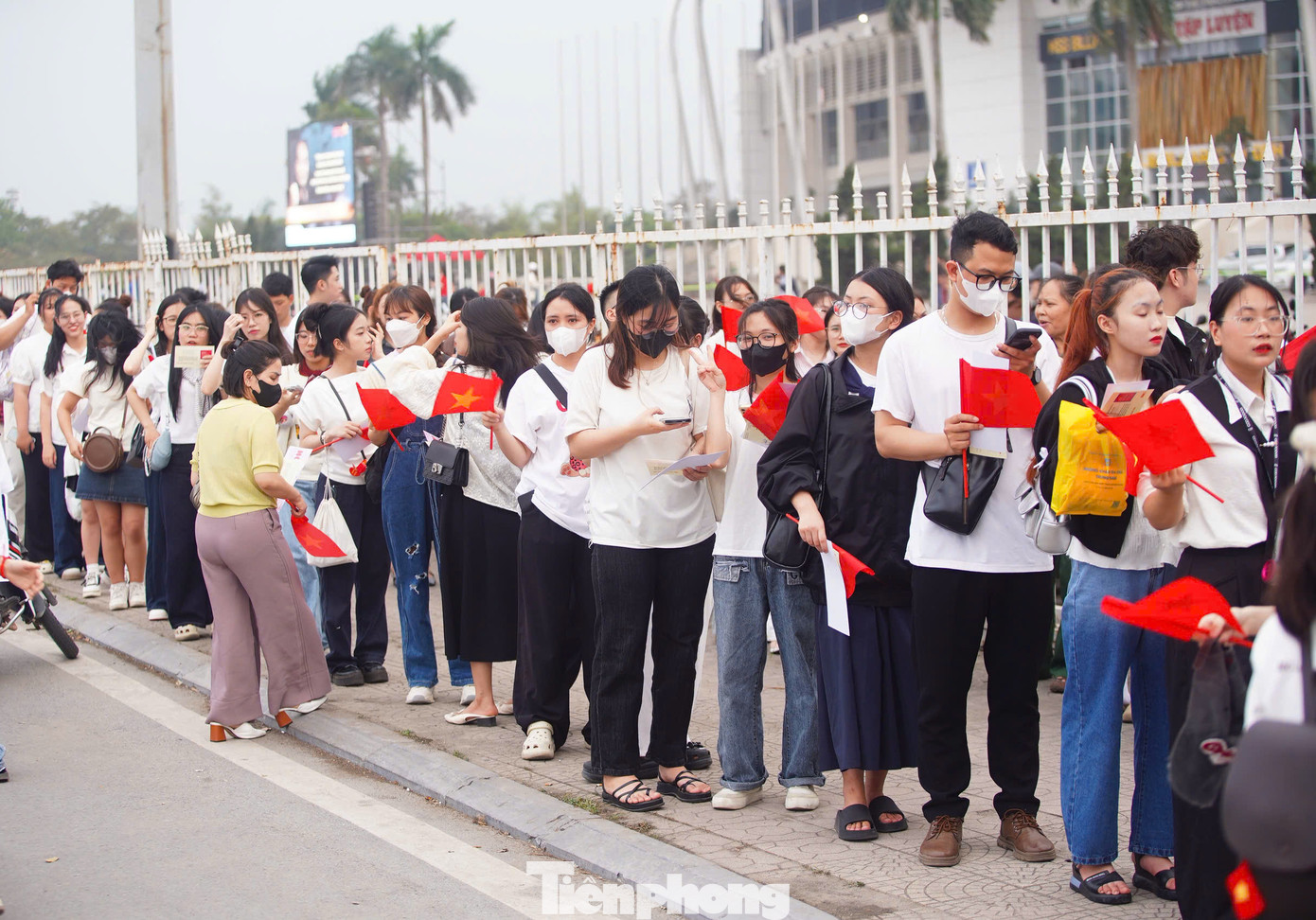 Ban Tổ chức dự kiến, Hẹn ước Bắc - Nam thu hút sự tham dự của hàng nghìn khán giả. Ngay từ sớm, trước giờ diễn ra chương trình, khán giả đã xếp hàng trước khu vực Sân vận động Quốc gia Mỹ Đình.