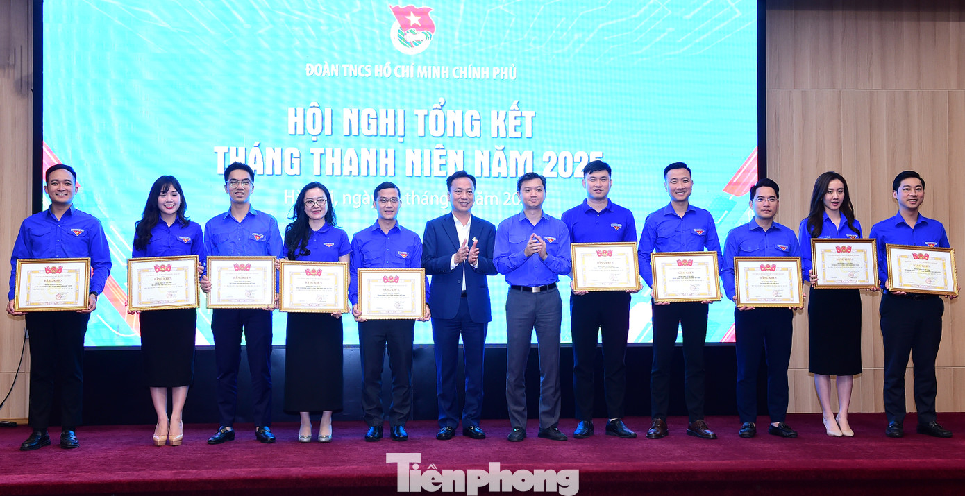 Phó Bí thư Đảng uỷ Chính phủ Lại Xuân Lâm và Bí thư T.Ư Đoàn Nguyễn Minh Triết trao tặng Bằng khen của BCH Đoàn Thanh niên Chính phủ cho tập thể có thành tích xuất sắc trong Tháng Thanh niên năm 2025. Ảnh: Xuân Tùng