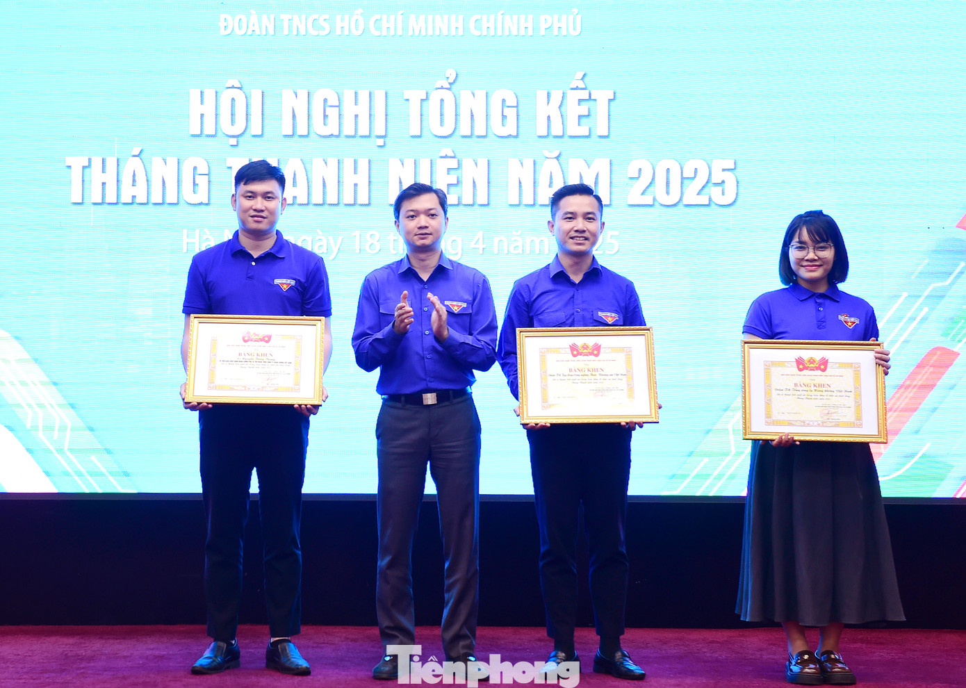 Anh Nguyễn Minh Triết - Bí thư T.Ư Đoàn trao tặng Bằng khen của BCH T.Ư Đoàn cho 3 tập thể có thành tích xuất sắc trong Tháng Thanh niên năm 2025. Ảnh: Xuân Tùng