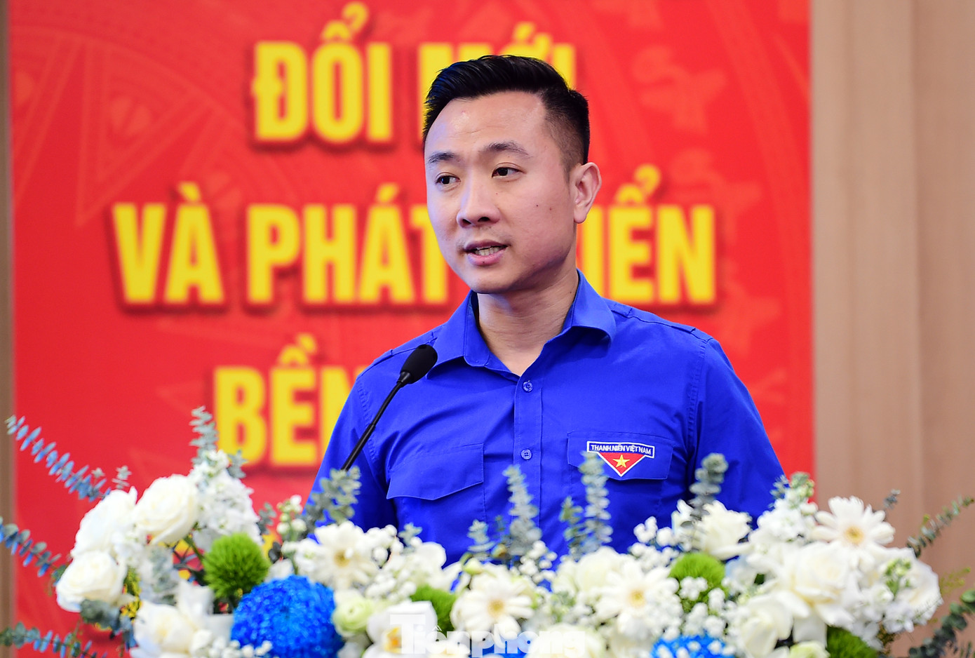 Anh Phạm Xuân Trí - Bí thư Đoàn Thanh niên Tập đoàn Điện lực Việt Nam chia sẻ tại chương trình. Ảnh: Xuân Tùng