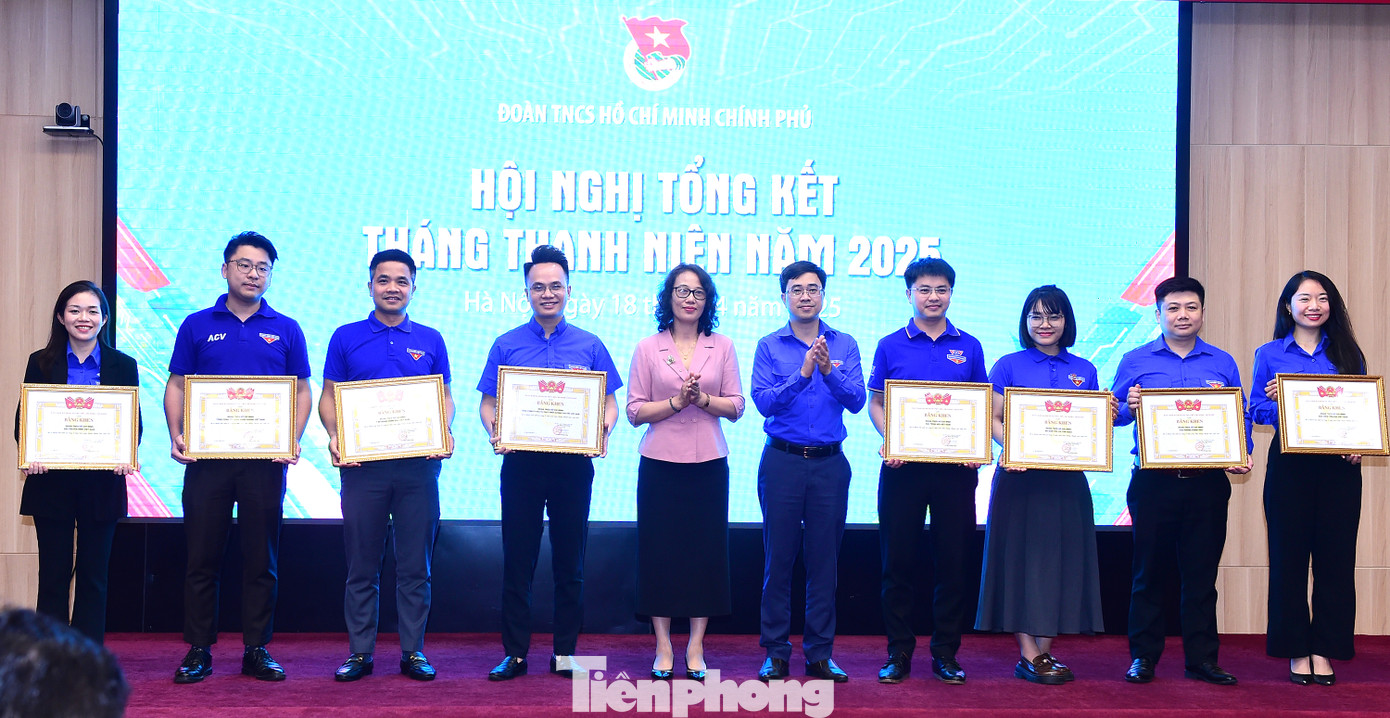 Nhiều cá nhân nhận khen thưởng của Ban Chấp hành Đoàn Thanh niên Chính phủ. Ảnh: Xuân Tùng