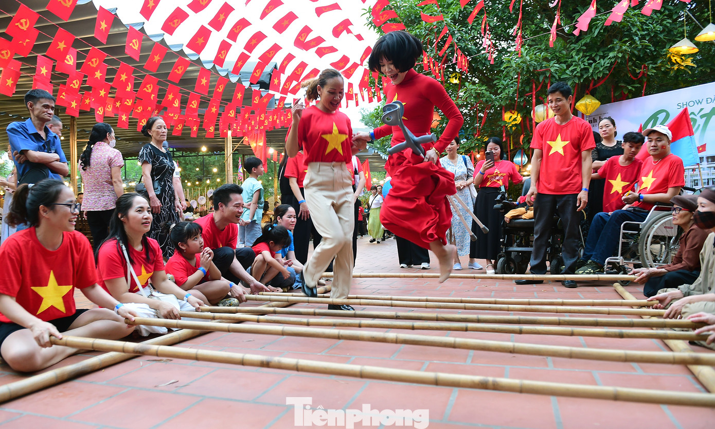 Hòa chung không khí tự hào kỷ niệm 50 năm Ngày Giải phóng miền Nam, thống nhất đất nước (30/4/1975 - 30/4/2025), Hội Thanh niên khuyết tật Việt Nam (thuộc Hội LHTN Việt Nam) tổ chức chương trình đặc biệt “Tinh hoa Bắc Bộ - Nghị lực tỏa sáng” tại Khu quần thể Tinh hoa Bắc Bộ (huyện Quốc Oai, Hà Nội) vào chiều và tối 27/4. Ảnh: Xuân Tùng