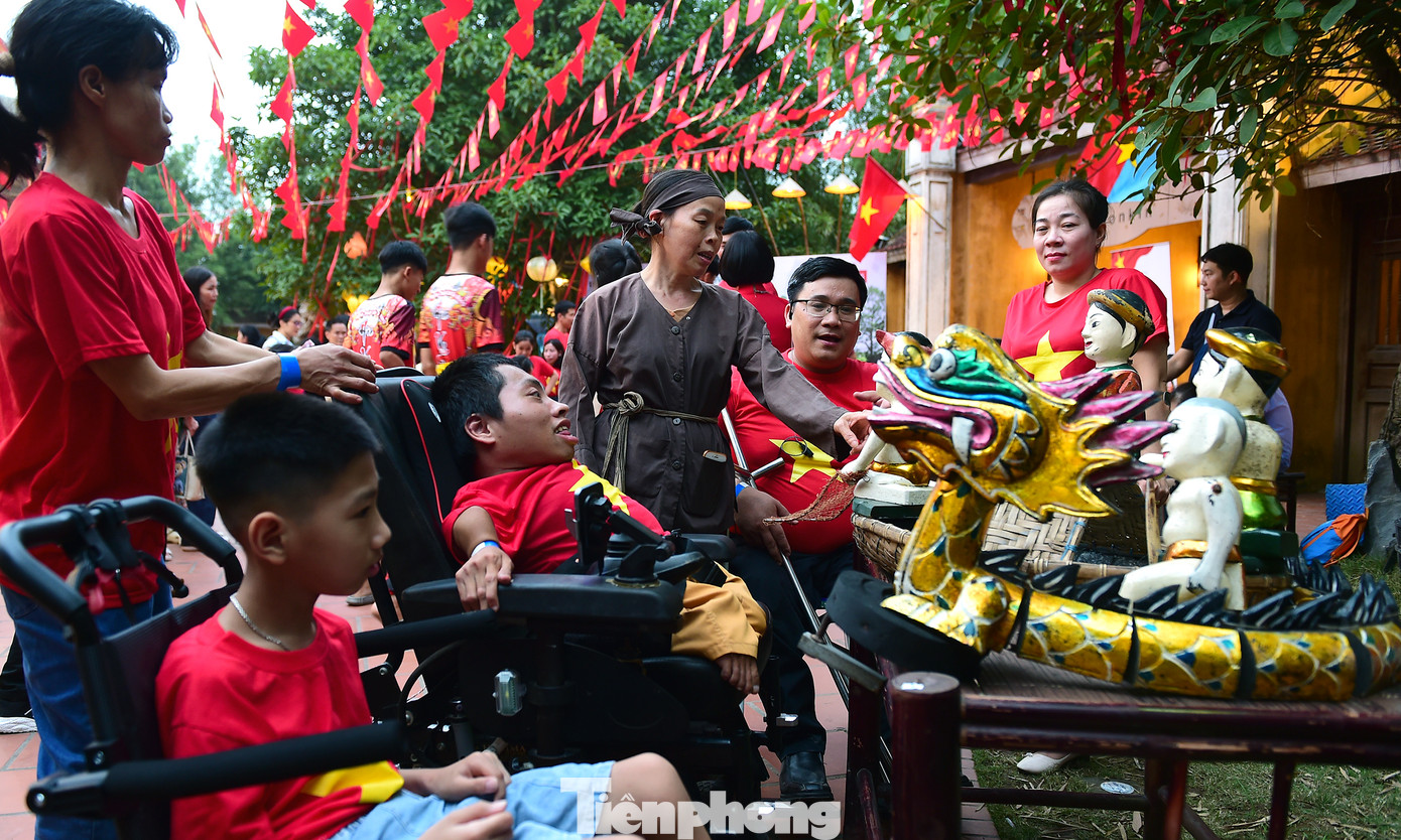 Tại chương trình, cộng đồng người khuyết tật đã có dịp thể hiện niềm tự hào dân tộc và hân hoan chào đón đại lễ của đất nước, cũng như gặp gỡ giao lưu, tìm hiểu thêm nhiều nét đẹp văn hoá truyền thống. Ảnh: Xuân Tùng