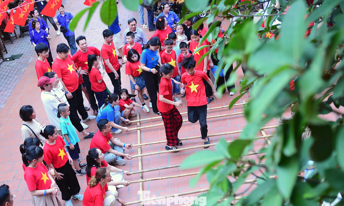 Chương trình có sự tham dự của gần 1.000 người khuyết tật ở nhiều địa phương, như: Hà Nội, Bắc Ninh, Bắc Giang, Hải Dương, Cao Bằng, Tuyên Quang, Hòa Bình, Nghệ An. Đặc biệt, chương trình còn có sự tham gia của 135 trẻ em và người mắc bệnh bại não. Chị Đinh Thị Lan Anh - Hội Gia đình trẻ em và người bại não Việt Nam chia sẻ, với nhiều trẻ em bại não, đây là lần đầu tiên mặc áo cờ đỏ sao vàng hoà vào không gian rực rỡ màu cờ Tổ quốc. Suốt tuần qua, các em đã rất háo hức, đi chọn mua từng lá quốc kỳ nhỏ xinh, từng cái áo, trang trí sao vàng lên mũ nón... Ảnh: Xuân Tùng