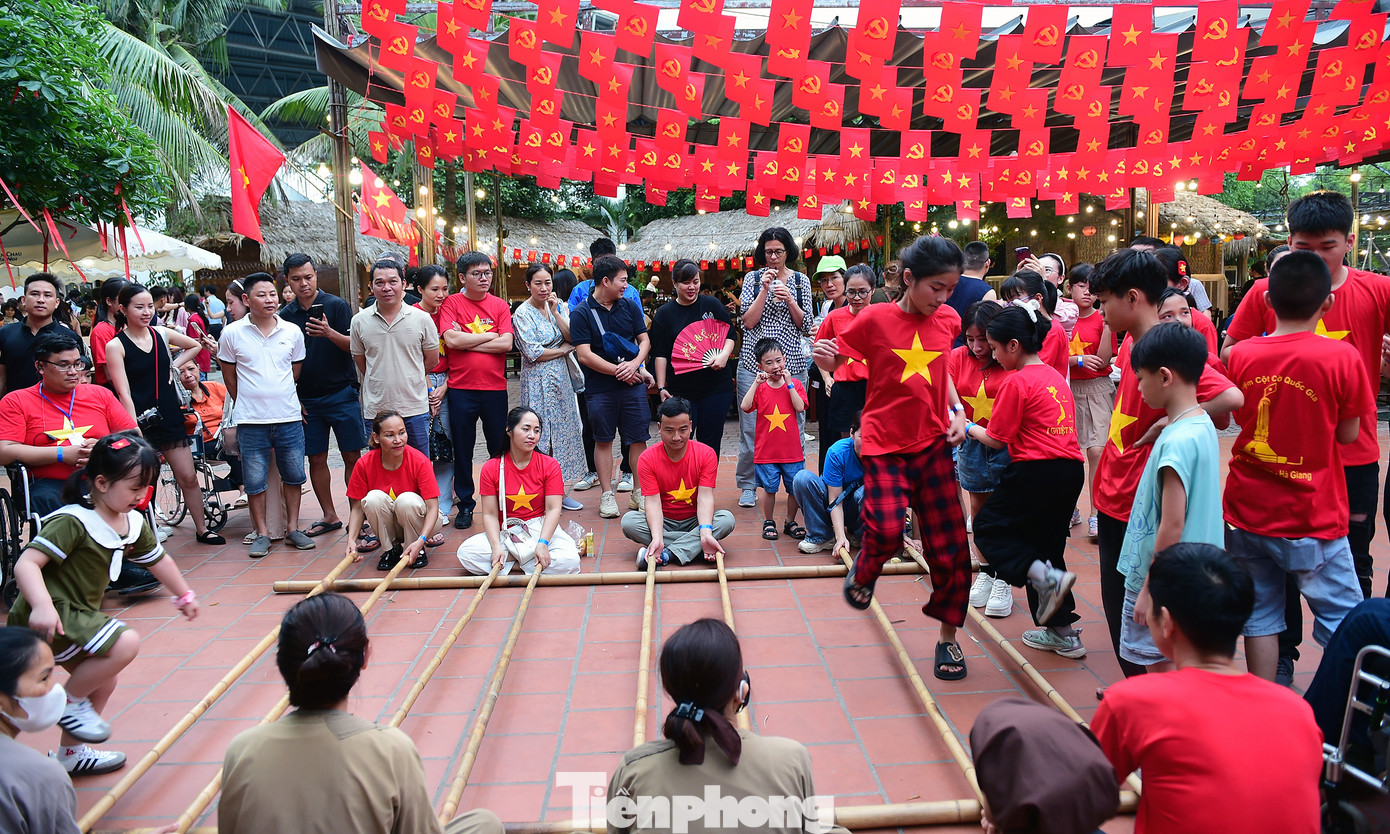 Chương trình nhằm tạo không gian văn hóa, nghệ thuật ý nghĩa cho cộng đồng người khuyết tật, chào mừng ngày hội non sông; tôn vinh nghị lực sống, khả năng cống hiến của thanh niên khuyết tật trong thời kỳ mới. Chị Bế Thị Băng - Hoa khôi Vẻ đẹp vầng trăng khuyết bày tỏ: “30/4 đối với tôi không chỉ là ngày thống nhất đất nước, mà còn là biểu tượng của sự chiến thắng mọi rào cản. Mỗi bước đi, mỗi thành tựu dù nhỏ cũng là cách chúng tôi viết tiếp câu chuyện của tinh thần Việt Nam bất khuất”. Ảnh: Xuân Tùng