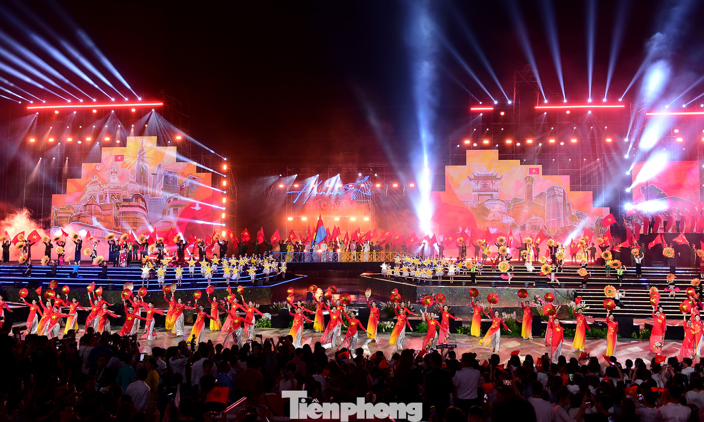 Chương trình khép lại với bài hát &quot;Như có Bác Hồ trong ngày vui đại thắng&quot; và màn pháo hoa kéo dài 15 phút.